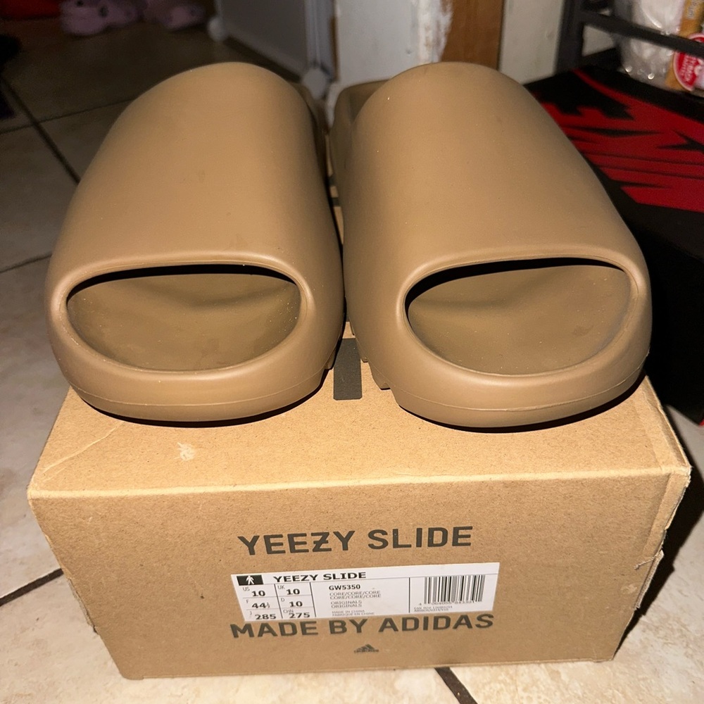 NEVER WORN YEEZY SLIDE